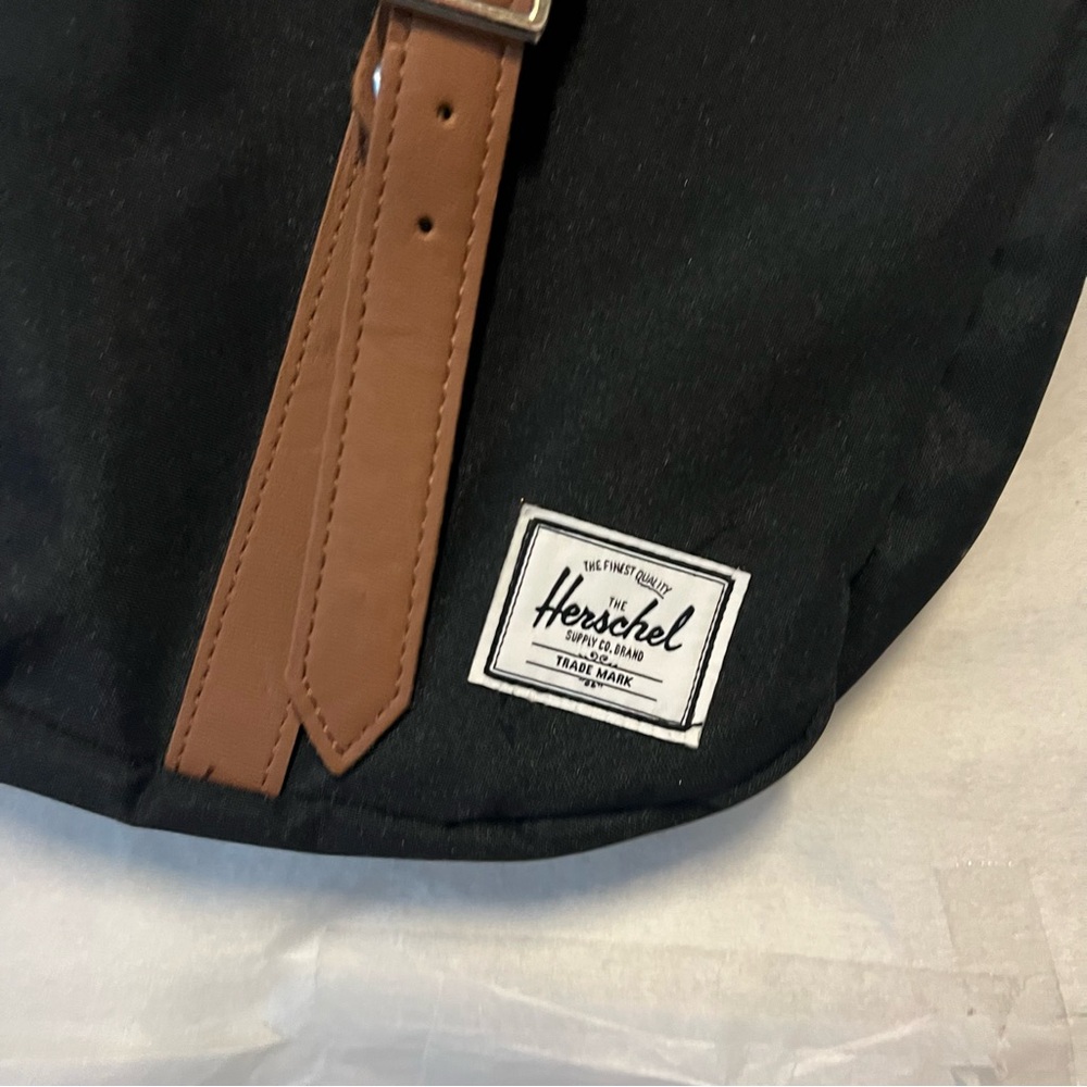 NWT Herschel Supply Company Kingsgate Messenger Bag with Adjustable Strap - Picture 4 of 9